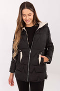 Damen Steppjacke isoliert in Schwarz und Kapuze mit Kordelzug in der Frontansicht. (Modell 220652 MBM) 