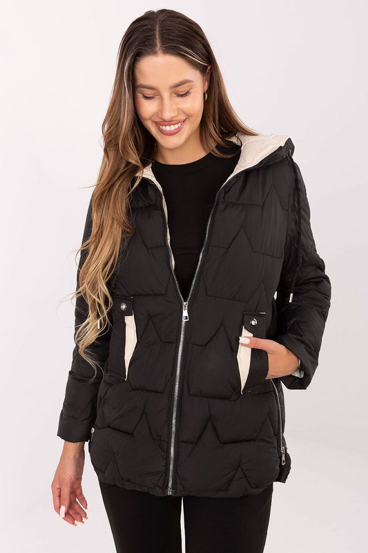 Damen Steppjacke isoliert in Schwarz und Kapuze mit Kordelzug in der Frontansicht. (Modell 220652 MBM) 