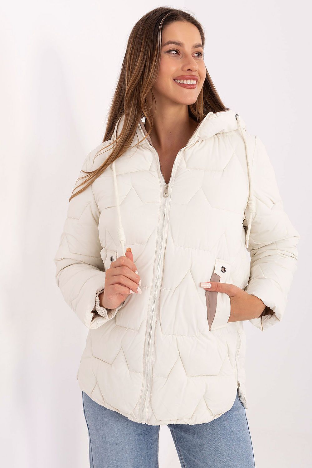 Damen Steppjacke isoliert in Beige und Kapuze mit Kordelzug in der Frontansicht. (Modell 220653 MBM)