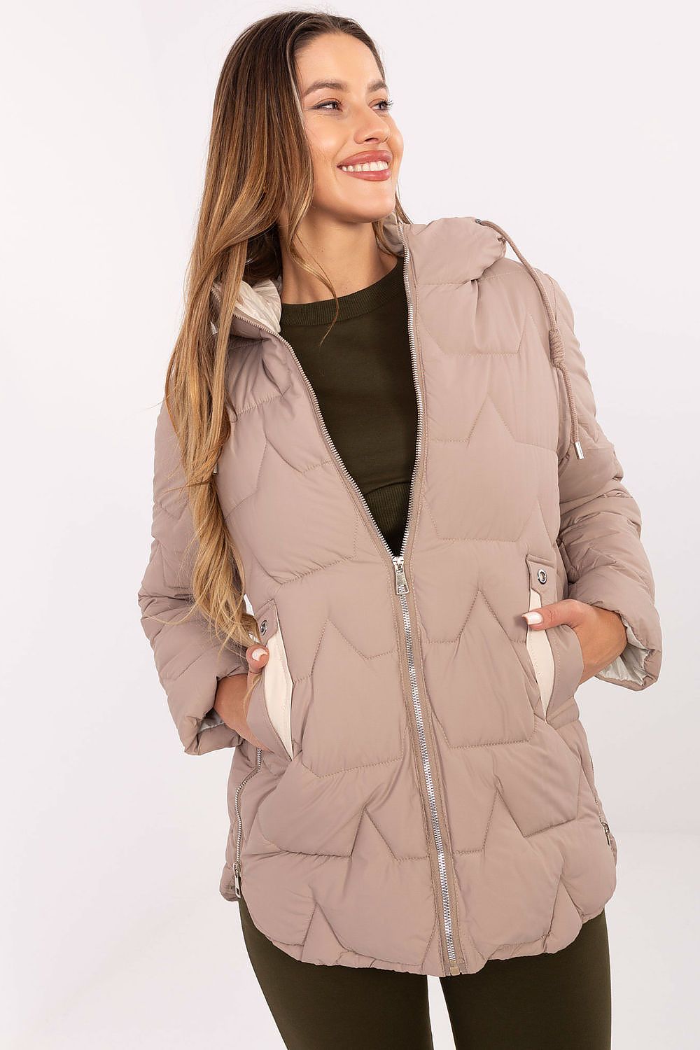Damen Steppjacke isoliert in Beige und Kapuze mit Kordelzug in der Frontansicht. (Modell 220654 MBM) 