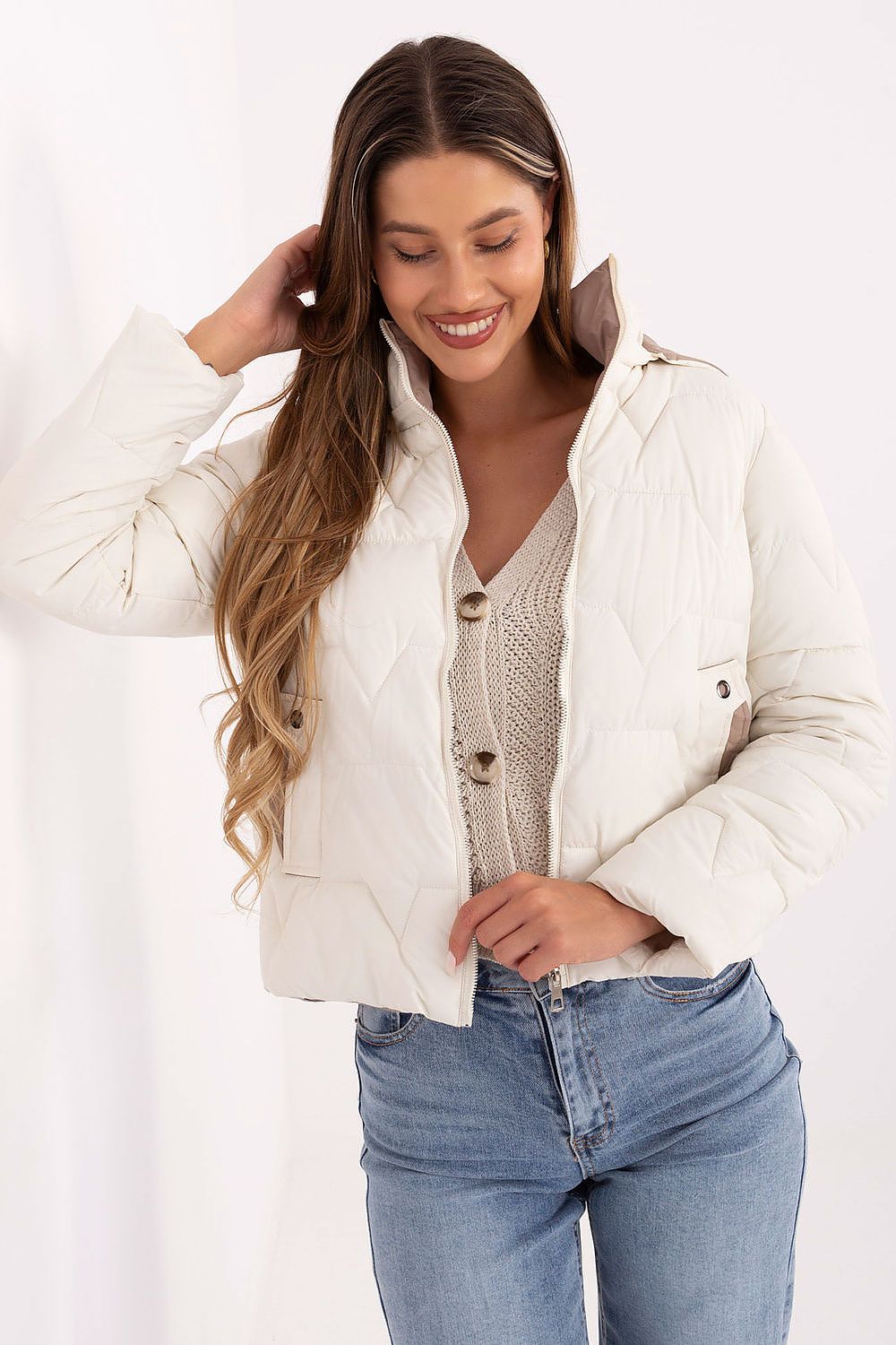 Damen Steppjacke isoliert in Beige mit abnehmbarer Kapuze und Taschen in der Frontansicht. (Modell 220656 MBM)