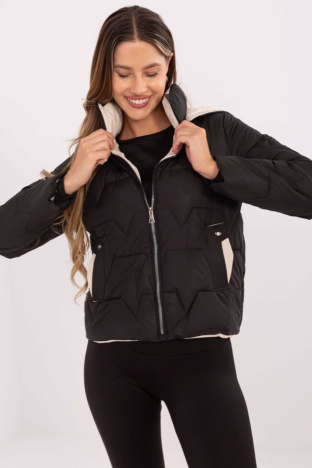 Damen Steppjacke isoliert in Schwarz mit abnehmbarer Kapuze und Taschen in der Frontansicht. (Modell 220658 MBM)