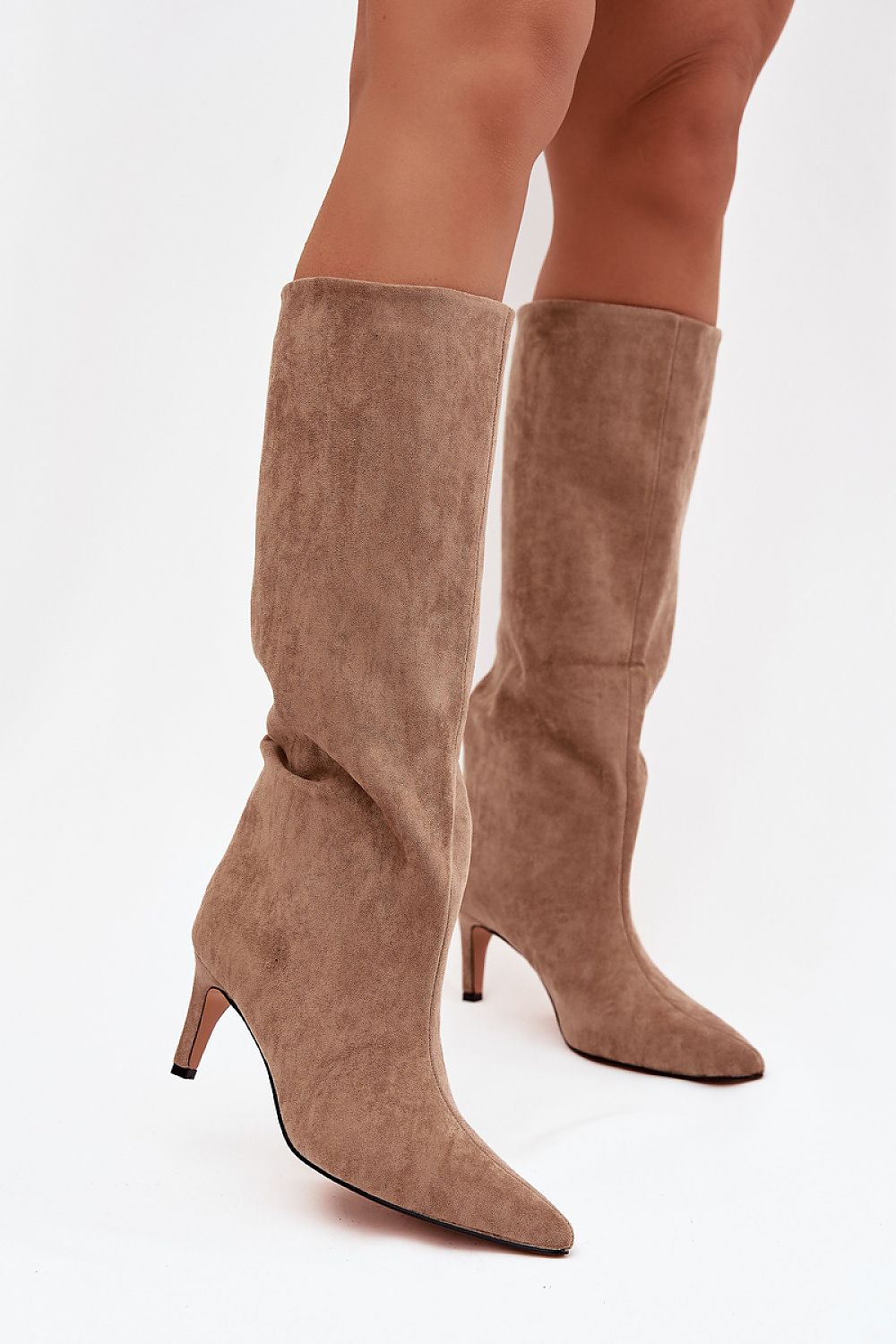 Damen-Stiletto-Stiefel wadenhoch und gefüttert aus beigem Öko-Wildleder mit spitzer Kappe. (Modell 221146 Step in style)