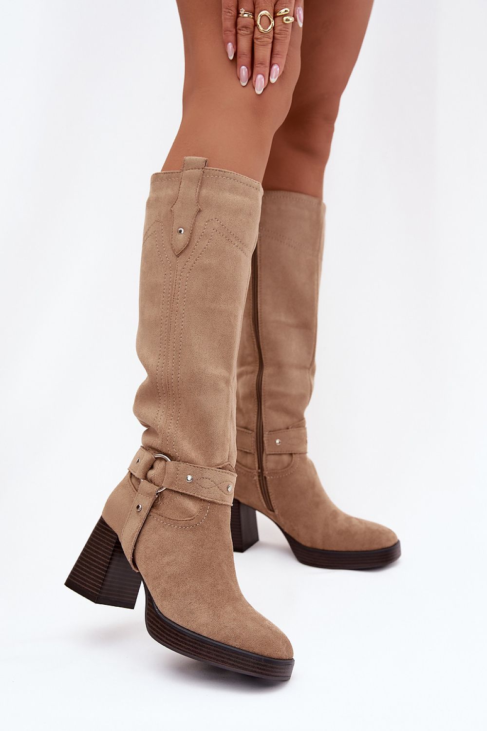 Damen gefütterte Stiefel in Beige mit Riemen- und Ziernähten und 8 cm Blockabsatz. (Modell 221526 Step in style)