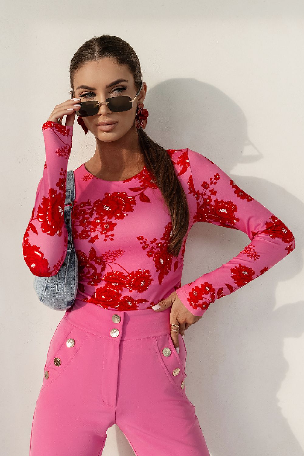 Damen Print-Langarmshirt SHIRA in Multifarben mit rundem Ausschnitt von LaBalancia, Frontansicht am Model.