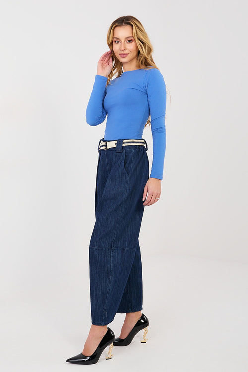 Damen Jeans in Marineblau mit Gürtel, vom Model getragen in der Seitenansicht.
