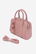 Damen Henkeltasche mit Reißverschluss in Rosa aus Kunstwildleder, abnehmbarem Schultergurt, Anhänger und Logo-Druck.