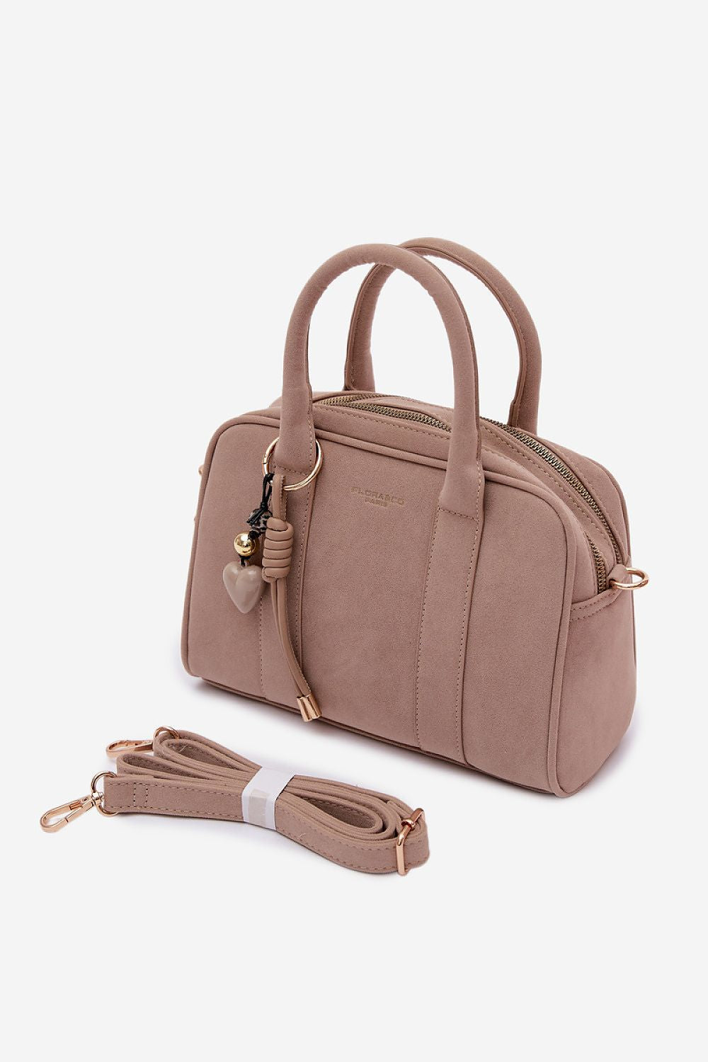 Damen Henkeltasche mit Reißverschluss in Beige aus Kunstwildleder, abnehmbarem Schultergurt, Anhänger und Logo-Druck.