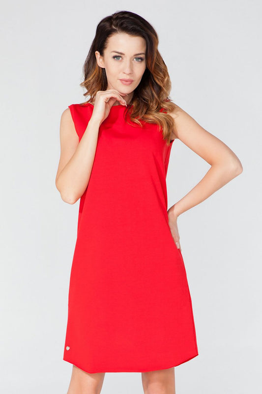 Damen Mini Sommerkleid in Rot ohne Ärmel, vom Model getragen in der Frontansicht.