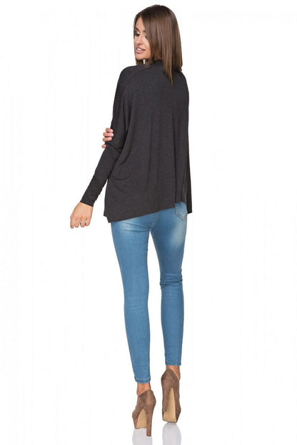 Damen kurze Strickjacke in Dunkelgrau ohne Verschluss, vom Model getragen in der Rückansicht.
