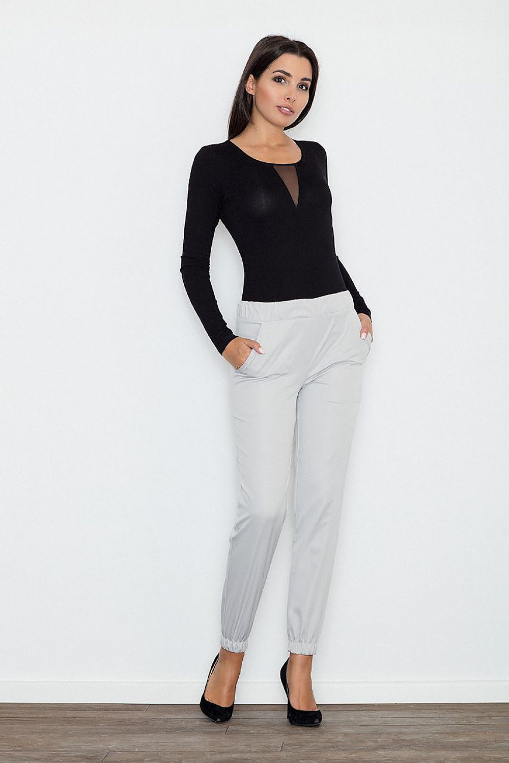 Damen Lange High-Waist Hose in Grau mit elastischem Bund und Seitentaschen in der Frontansicht.(Modell 111104 Figl)