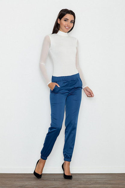 Damen Lange High-Waist Hose in Blau mit elastischem Bund und Seitentaschen in der Frontansicht.(Modell 111105 Figl)
