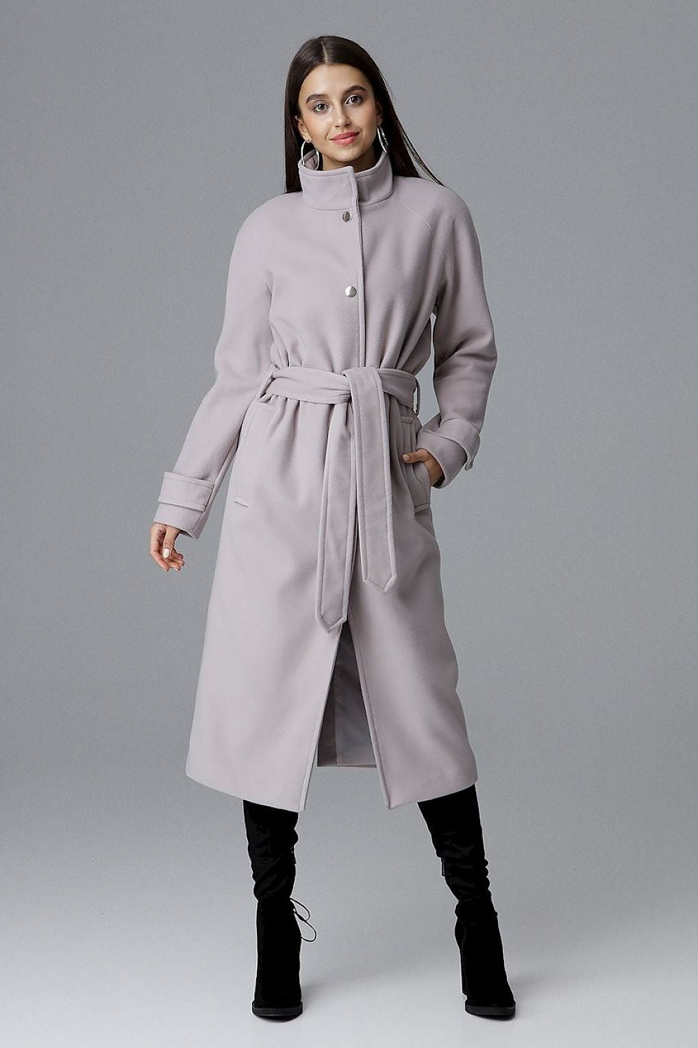 Damen Einreihiger Midi-Mantel von FIGL in Beige mit Stehkragen und Bindegürtel in Frontansicht.