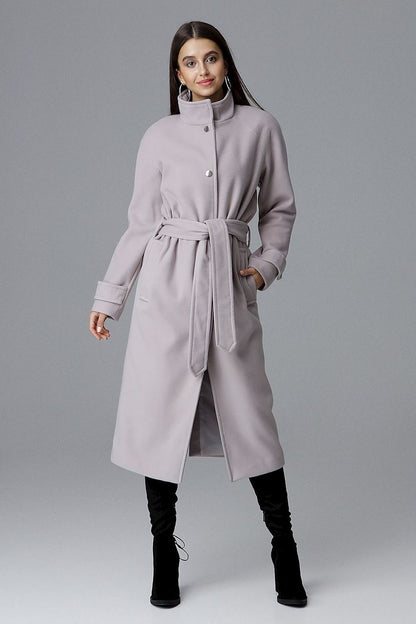 Damen Einreihiger Midi-Mantel von FIGL in Beige mit Stehkragen und Bindegürtel in Frontansicht.
