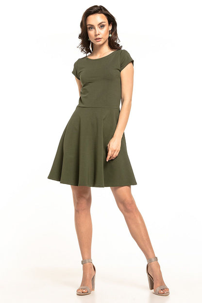 Damen Mini Sommerkleid in Grün mit kurzen Ärmeln, vom Model getragen in der Frontansicht.