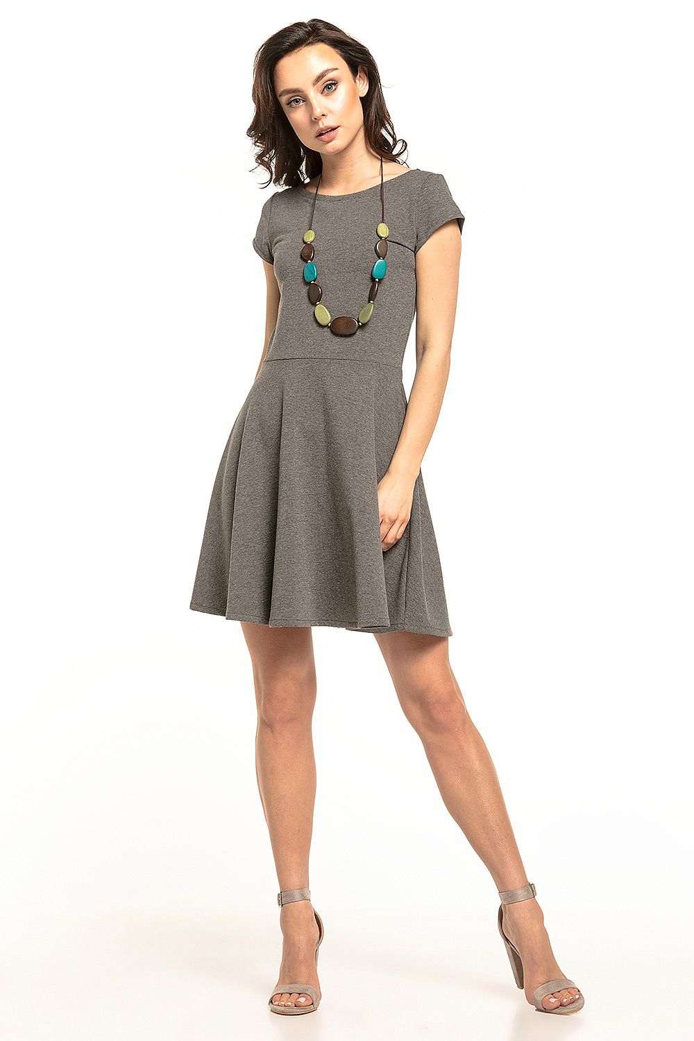 Damen Mini Sommerkleid in Grau mit kurzen Ärmeln, vom Model getragen in der Frontansicht.