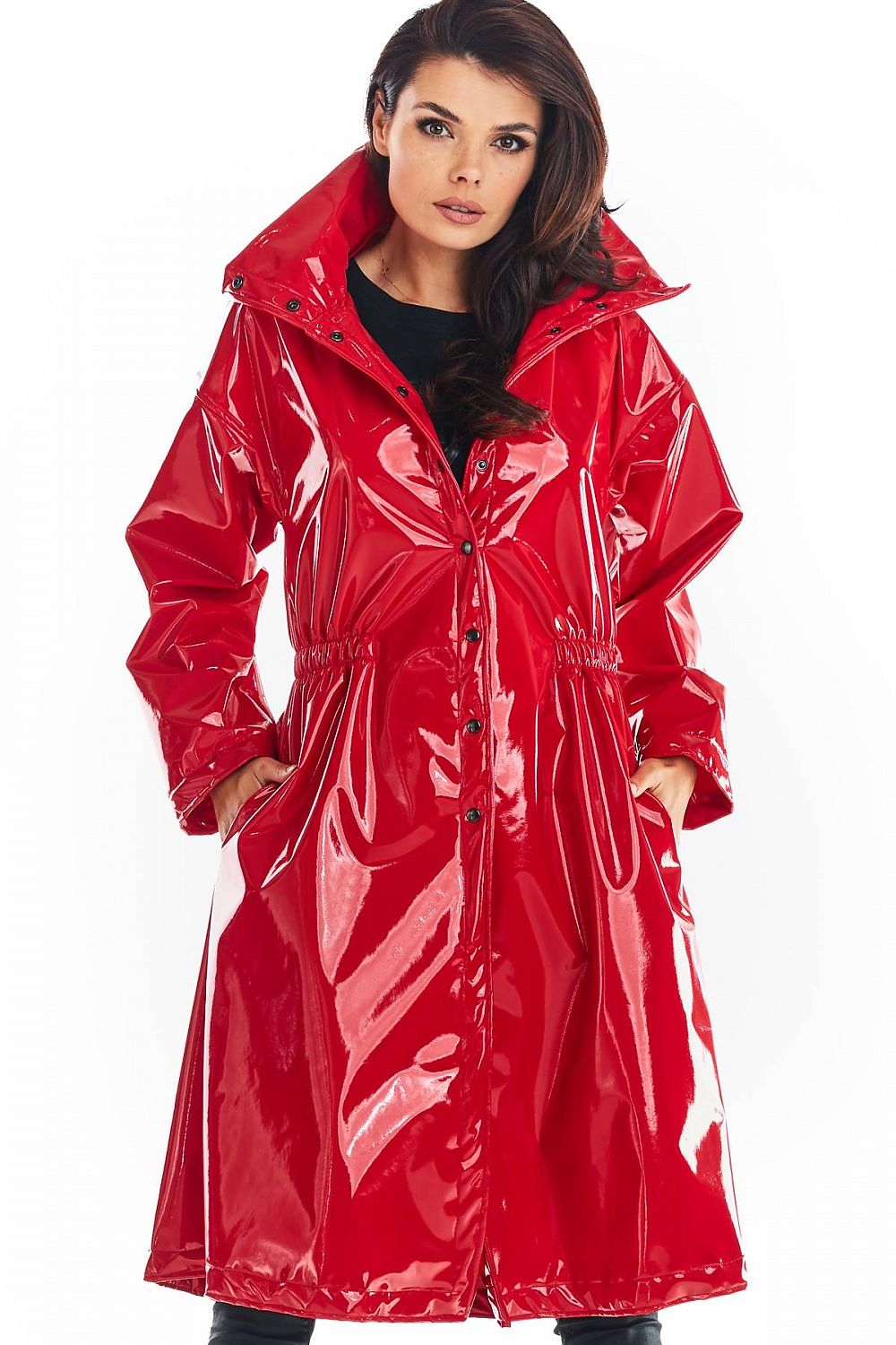 Damen-Lackmantel in Rot mit hohem Stehkragen, Taschen und Kordelzug in der Taille in Frontansicht. (Modell 149800 awama)