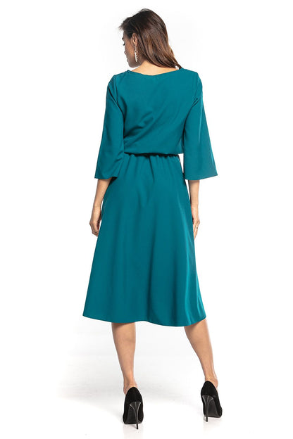 Damen Midi Sommerkleid in Grün mit 3/4-Ärmeln, vom Model getragen in der Rückansicht.
