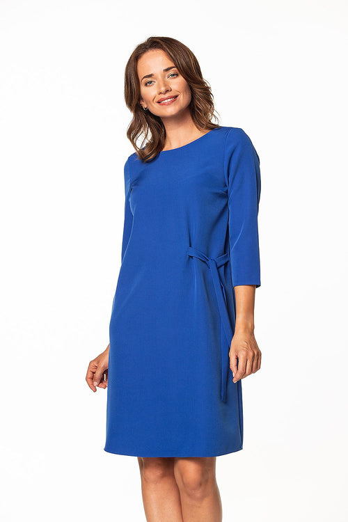 Damen Mini Sommerkleid in Blau mit 3/4-Ärmeln, vom Model getragen in der Frontansicht.