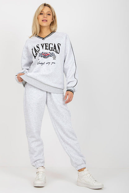 Damen Print Freizeit-Set in Grau mit Sweatshirt & Sporthose in der Frontansicht. (Modell 174618 Ex Moda)