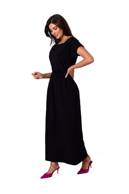 Damen Maxi Sommerkleid in Schwarz mit kurzen Ärmeln, vom Model getragen in der Frontansicht.