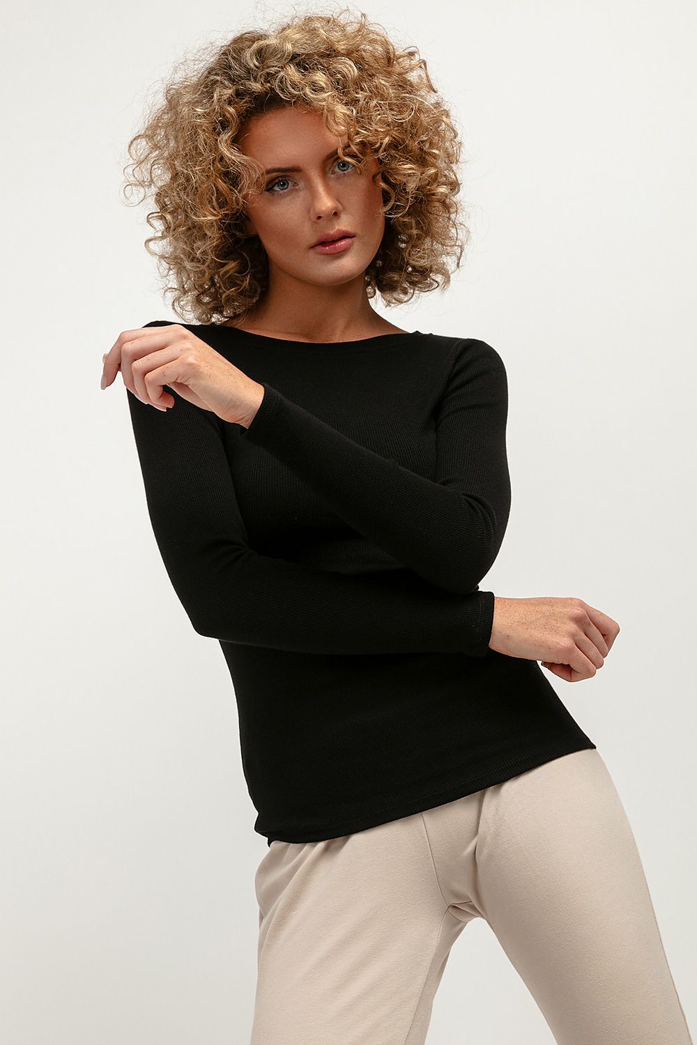 Damen Ripp-Langarmshirt in Schwarz mit U-Boot-Ausschnitt von Tessita, Frontansicht am Model.
