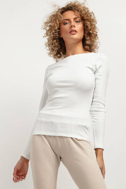 Damen-Langarmshirt gerippt in Weiß mit U-Boot-Ausschnitt von Tessita, Frontansicht am Model.